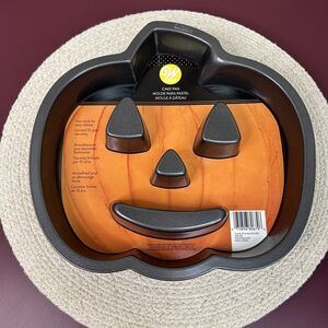 Wilton Jack O Lantern Pumpkin Halloween Cake Pan Non-stick 11” Wide